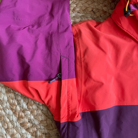 Tech ski jacket built for long days on the mountain. In excellent condition. - Picture 7 of 12